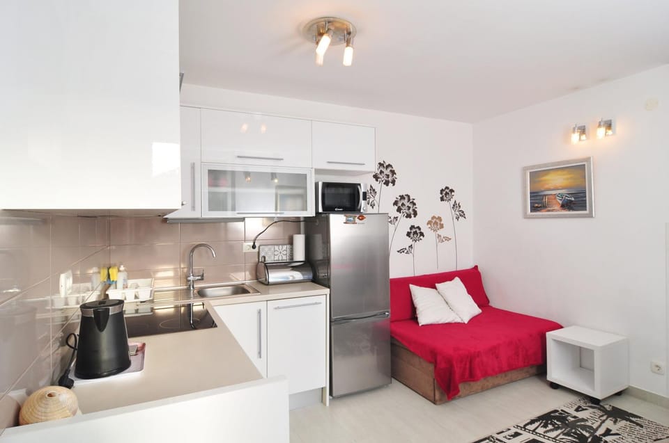 Kitchen or kitchenette, Living room, Seating area, Dining area