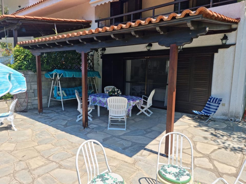 Property building, Patio, Balcony/Terrace, Dining area, sunbed