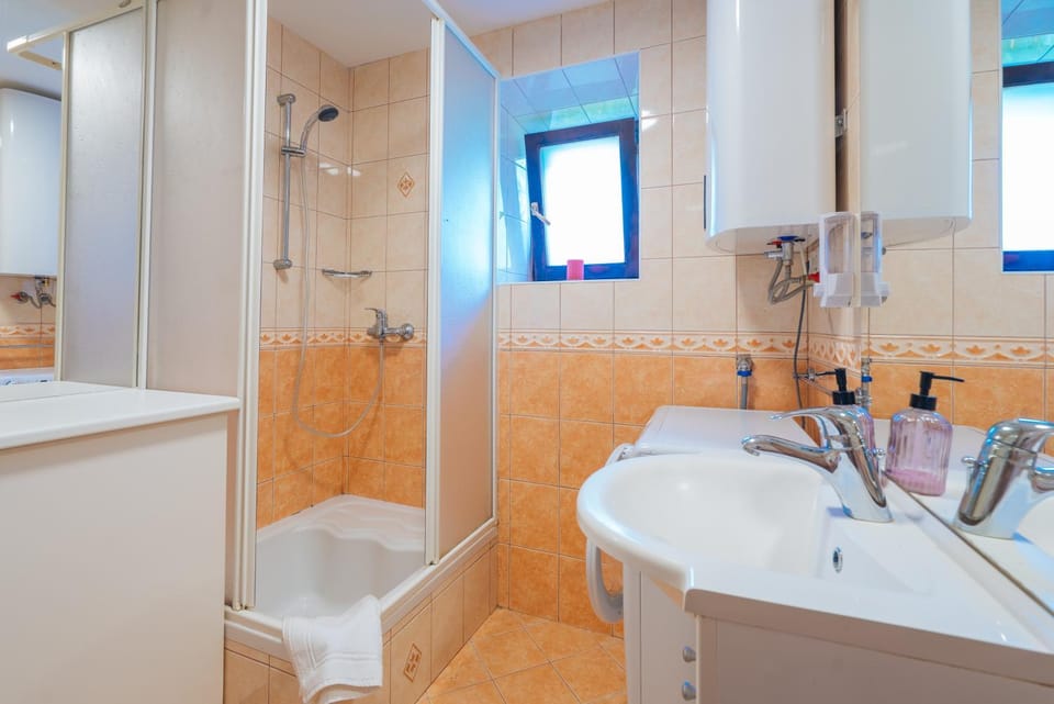 Shower, Bathroom, washing machine