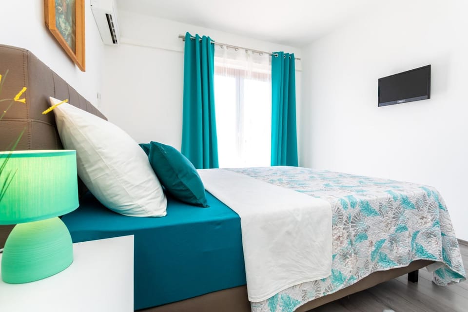Bed, TV and multimedia, Balcony/Terrace, Decorative detail, Bedroom