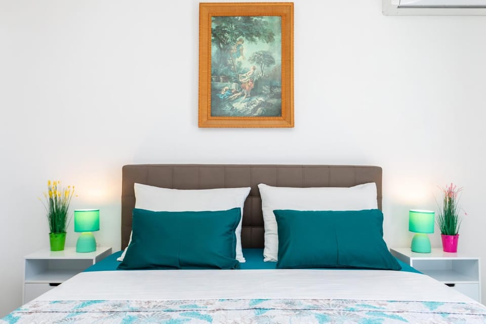 Bed, TV and multimedia, Decorative detail, Bedroom