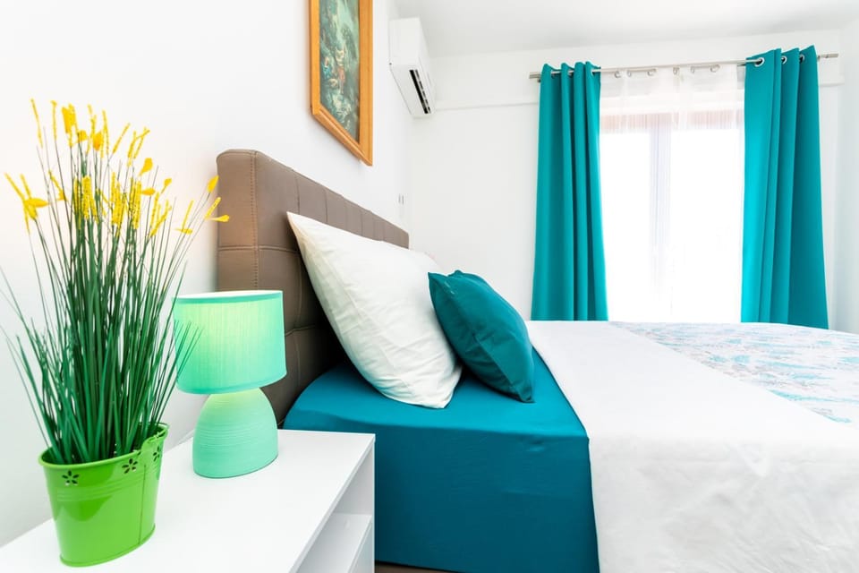 Bed, TV and multimedia, Balcony/Terrace, Decorative detail, Bedroom