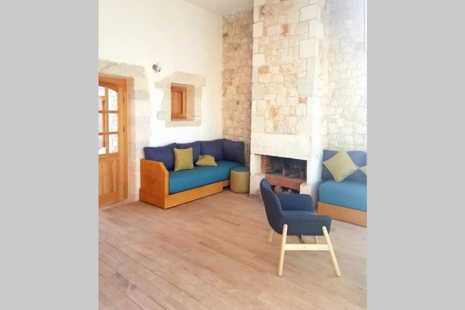 Living room, Seating area, fireplace