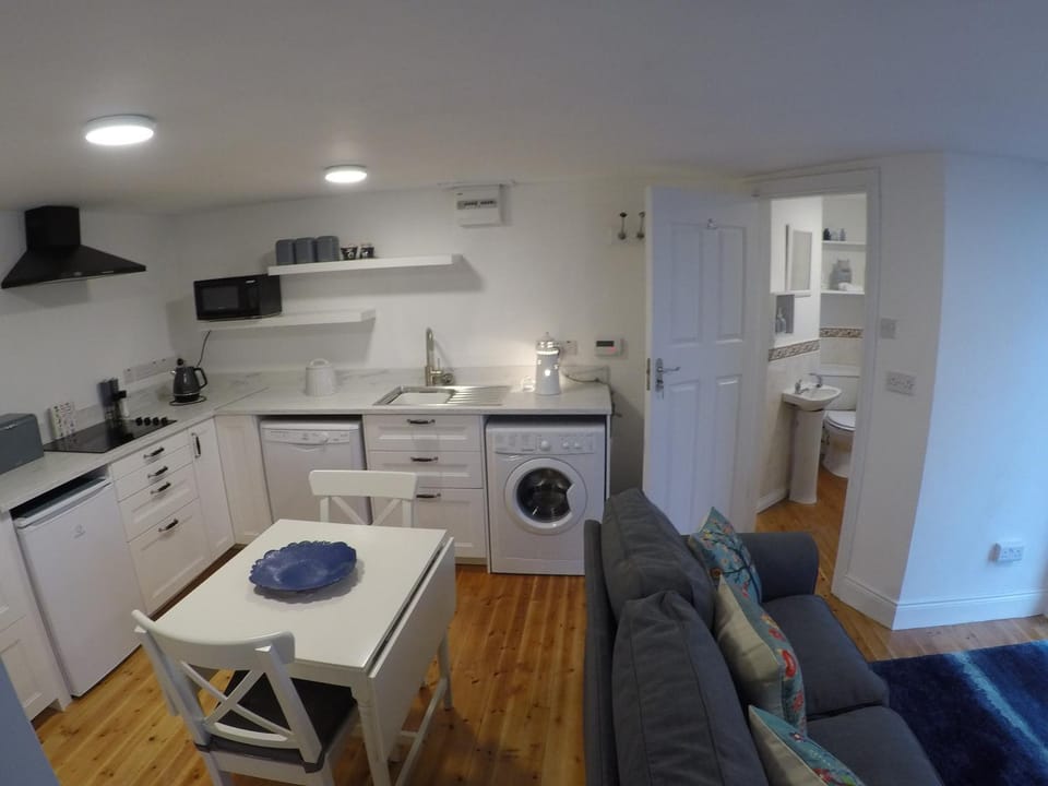 TV and multimedia, Coffee/tea facilities, Kitchen or kitchenette, Living room, Seating area, Dining area