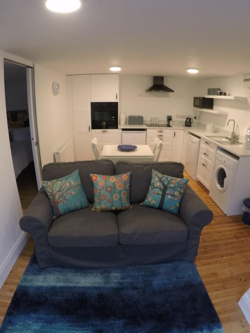 TV and multimedia, Coffee/tea facilities, Kitchen or kitchenette, Living room, Seating area, Dining area, Garden view