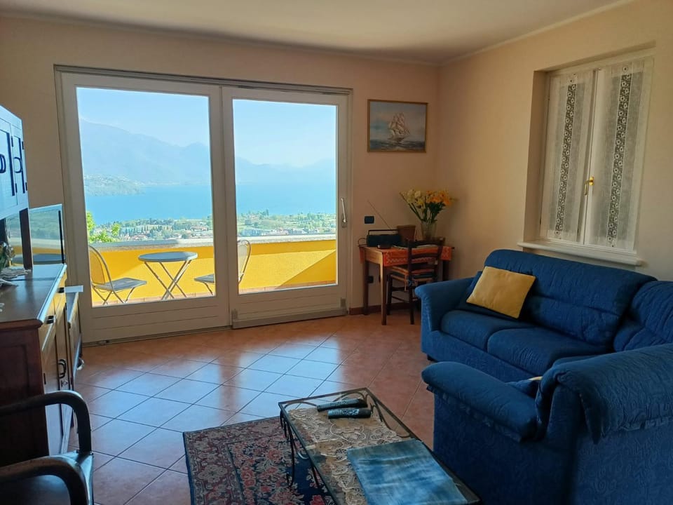 Natural landscape, View (from property/room), Balcony/Terrace, Living room, Seating area, Mountain view