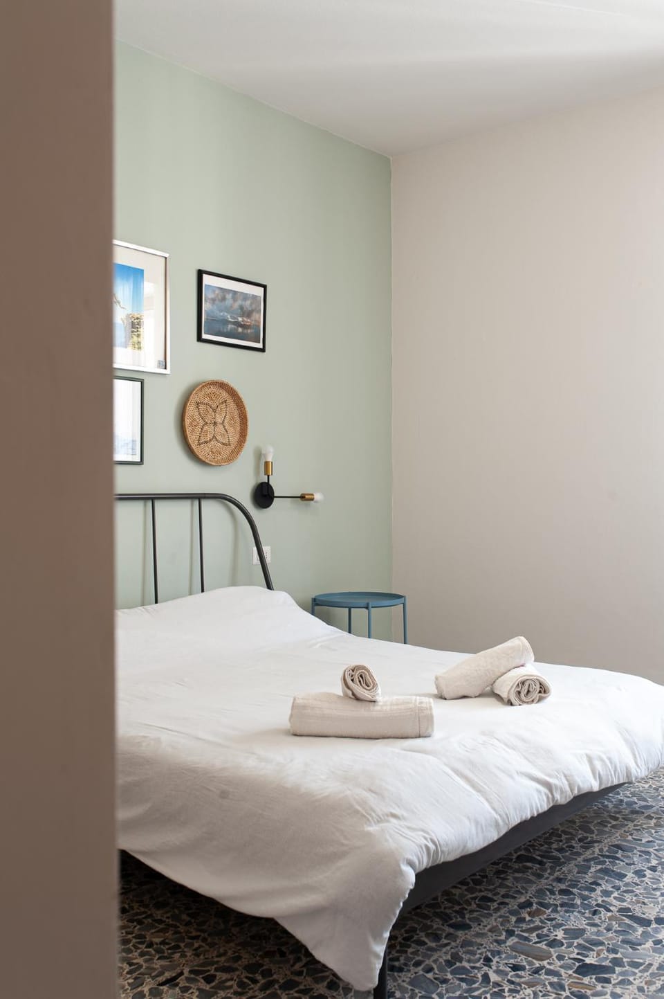 Bed, Photo of the whole room, Bedroom, towels