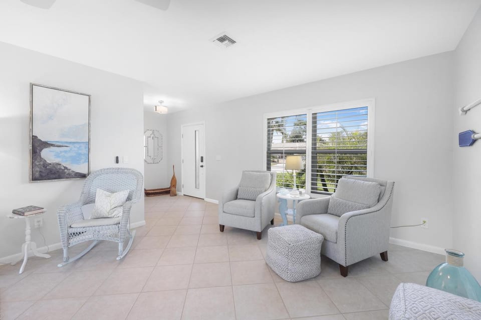 Nautical home with pool, grill and steps to shops House in Marco Island