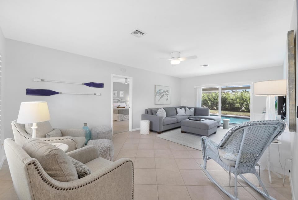 Nautical home with pool, grill and steps to shops House in Marco Island