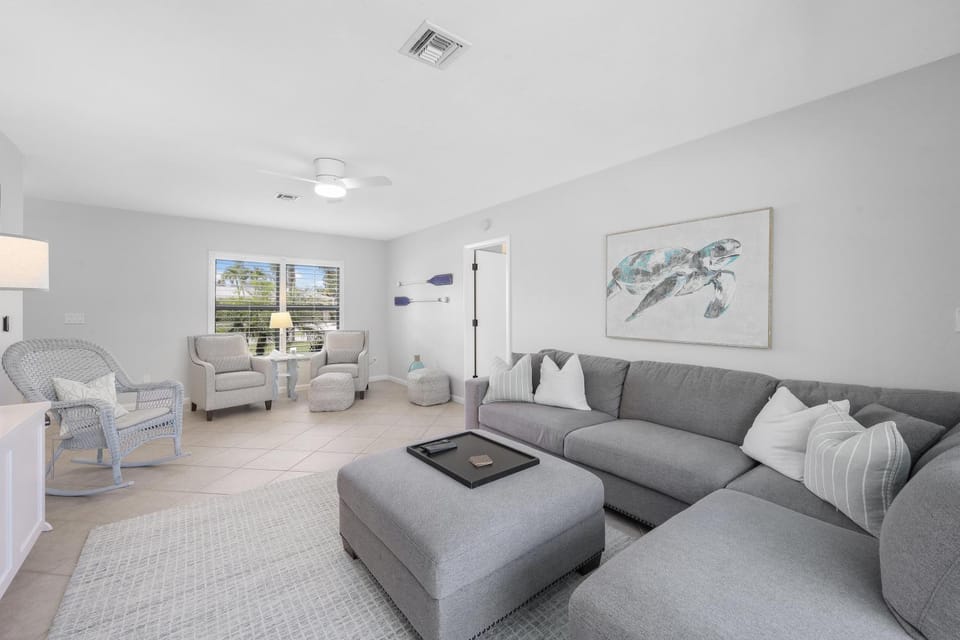 Nautical home with pool, grill and steps to shops House in Marco Island