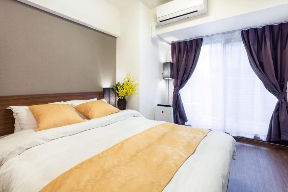 Photo of the whole room, Bedroom
