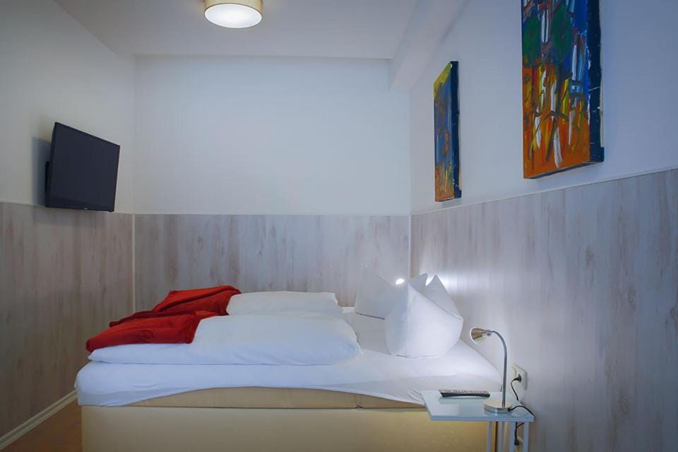 Bed, TV and multimedia, Photo of the whole room, Bedroom, towels