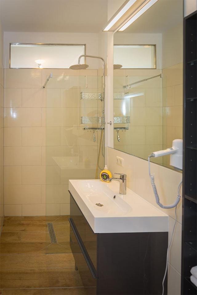 Shower, Bathroom, towels