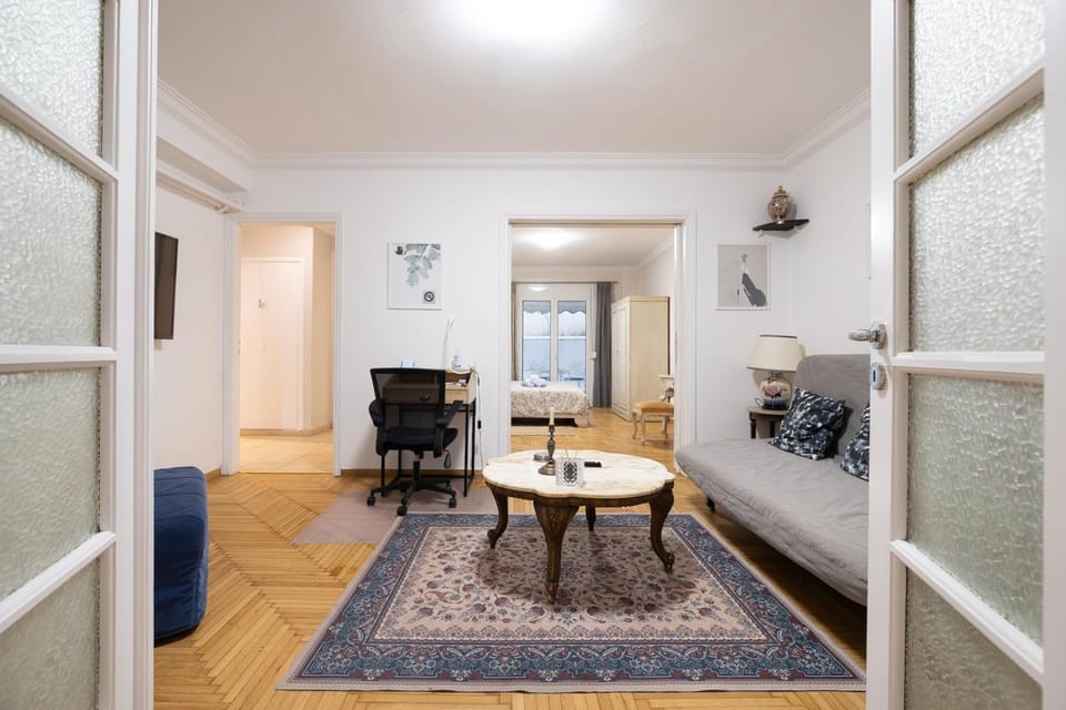Photo of the whole room, Seating area