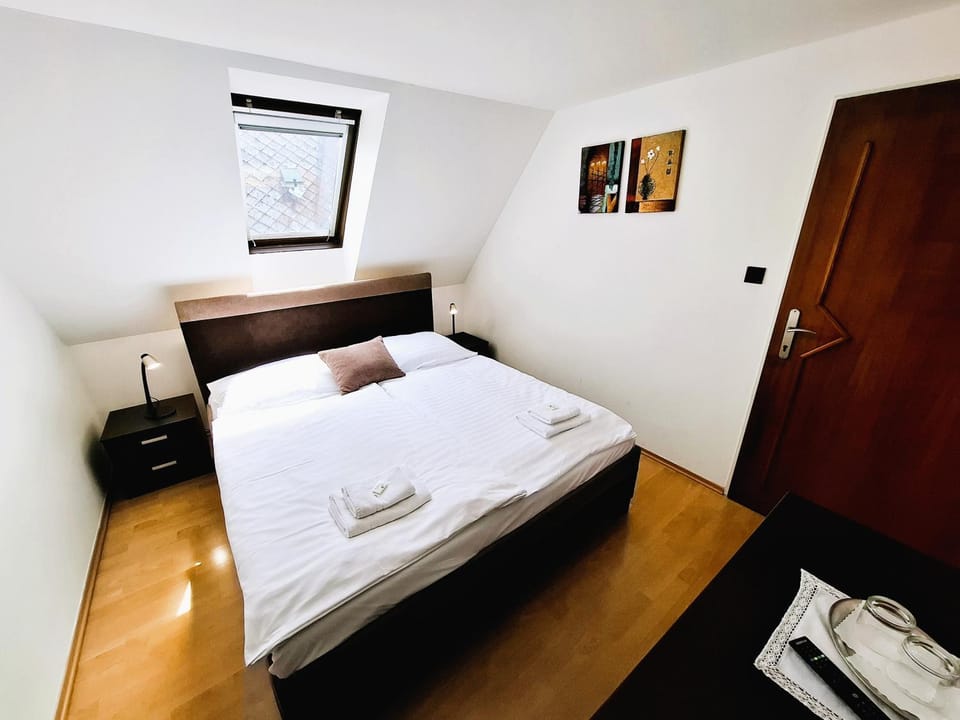 TV and multimedia, Photo of the whole room, Decorative detail, towels, wardrobe