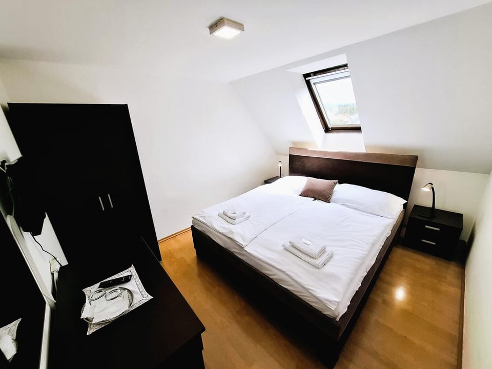 TV and multimedia, Photo of the whole room, Decorative detail, towels, wardrobe