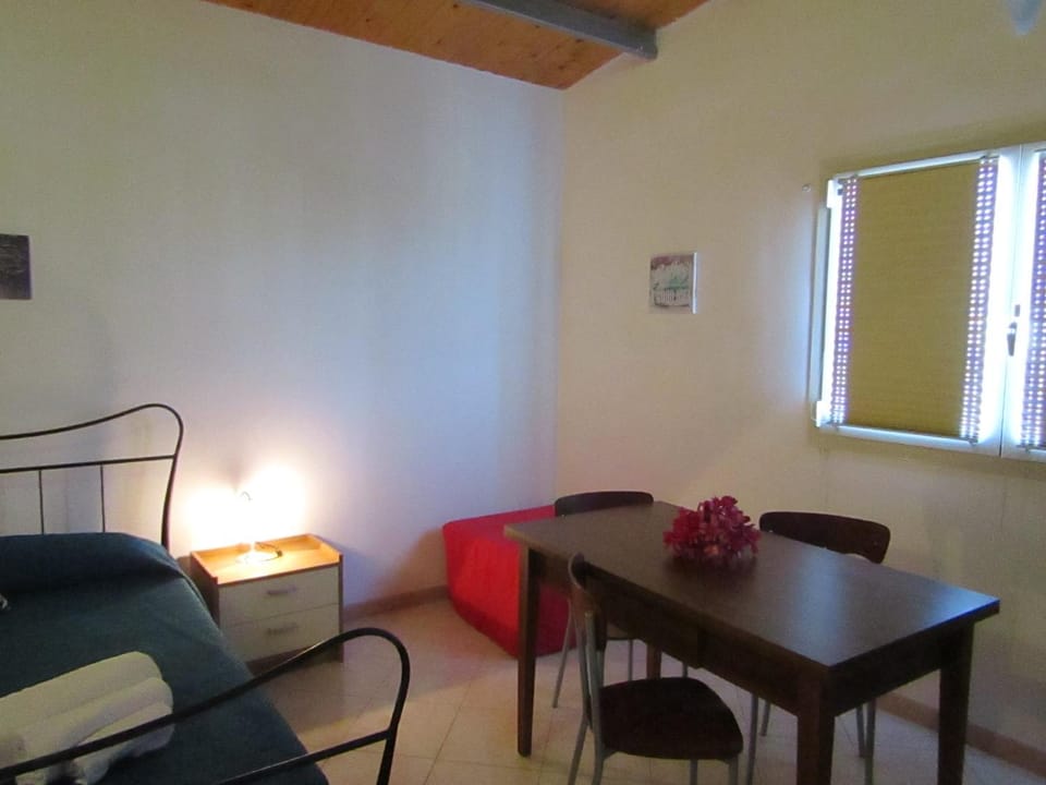 Photo of the whole room, Dining area