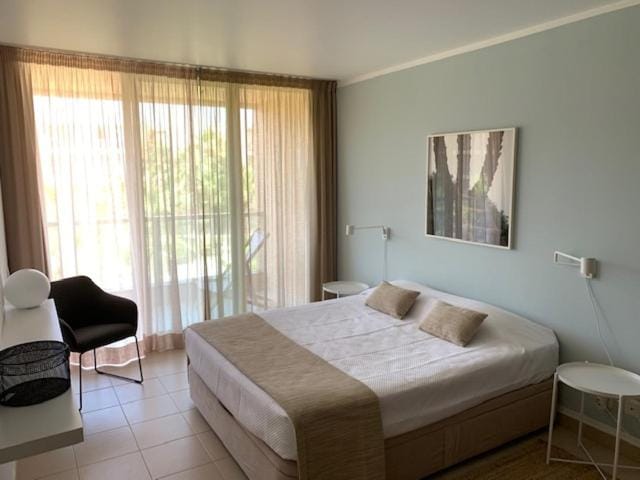 Ambassador Salgados Beach Suites Apartment in Guia