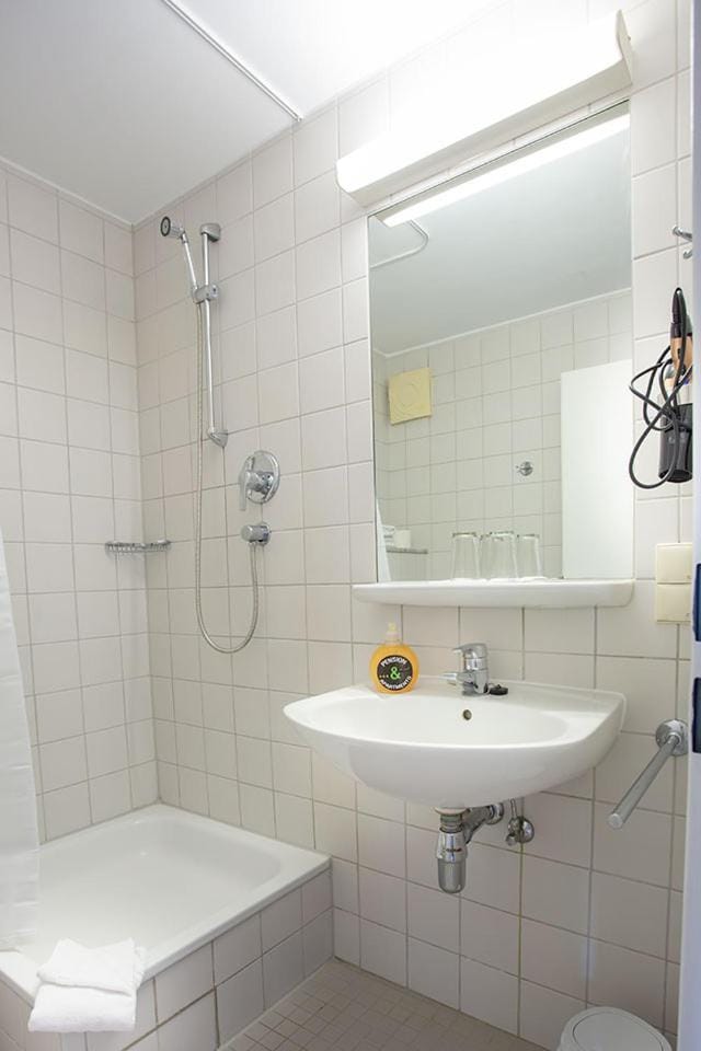 Shower, Bathroom, towels