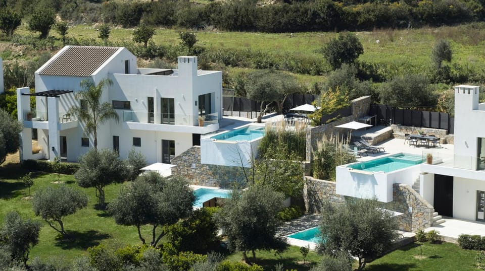 Property building, Day, Garden, Garden view, Pool view, Swimming pool, sunbed