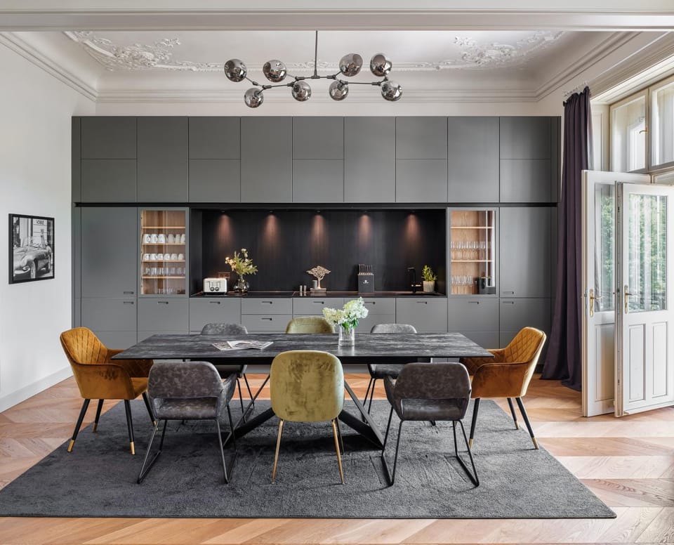 Kitchen or kitchenette, Dining area