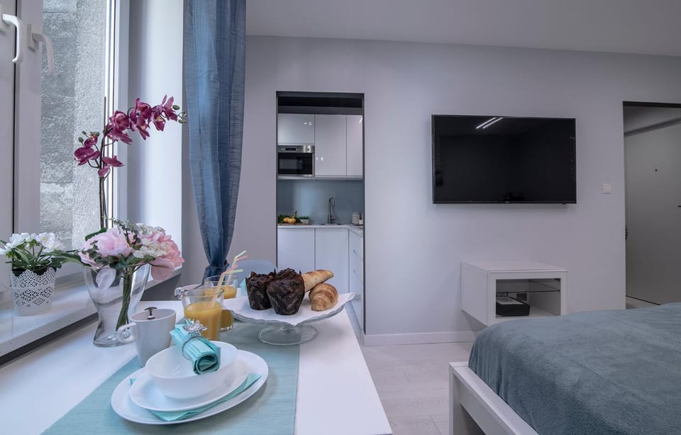 WLR Apartments - Hoza III Apartment in Warsaw