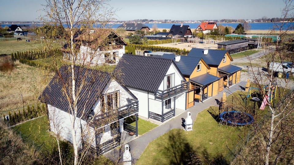 Property building, Neighbourhood, Natural landscape, Bird's eye view, Lake view, Location, Parking