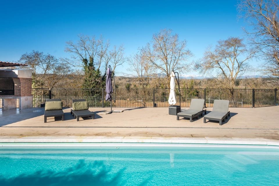 Swimming pool, sunbed