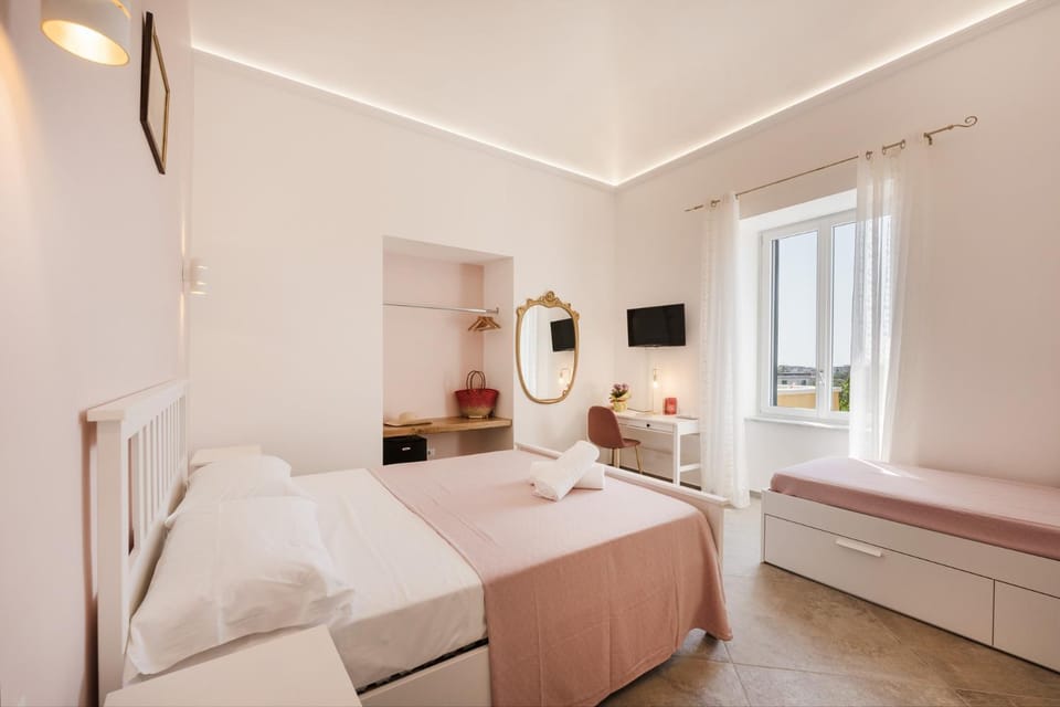 Bed, TV and multimedia, Photo of the whole room, Bedroom, hair dresser
