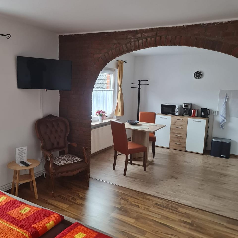 TV and multimedia, Seating area, Dining area