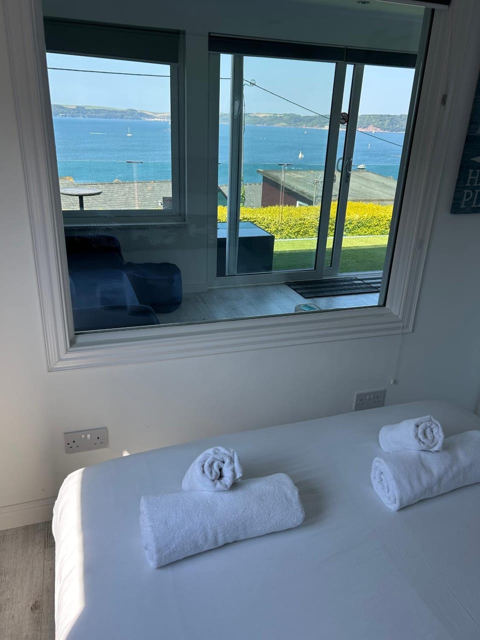 Photo of the whole room, Bedroom, Sea view
