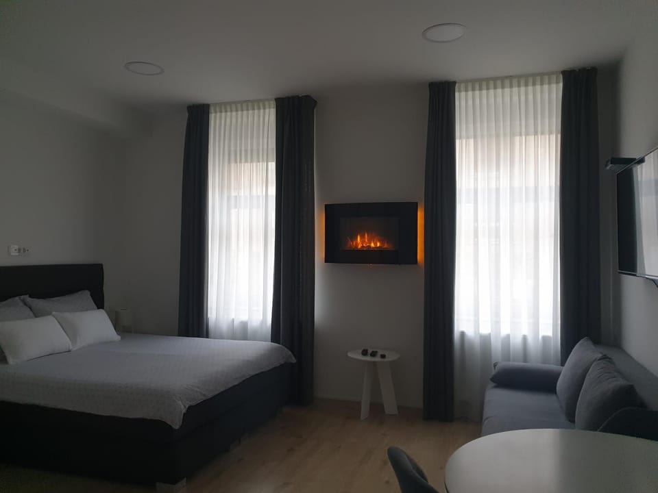 Bed, TV and multimedia, Living room, Seating area, Bedroom