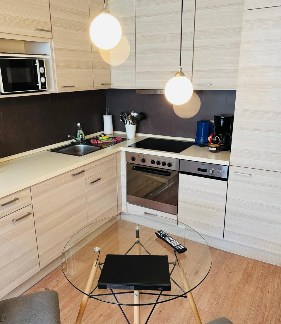 Coffee/tea facilities, Dining area, dishwasher, oven, stove, kitchen