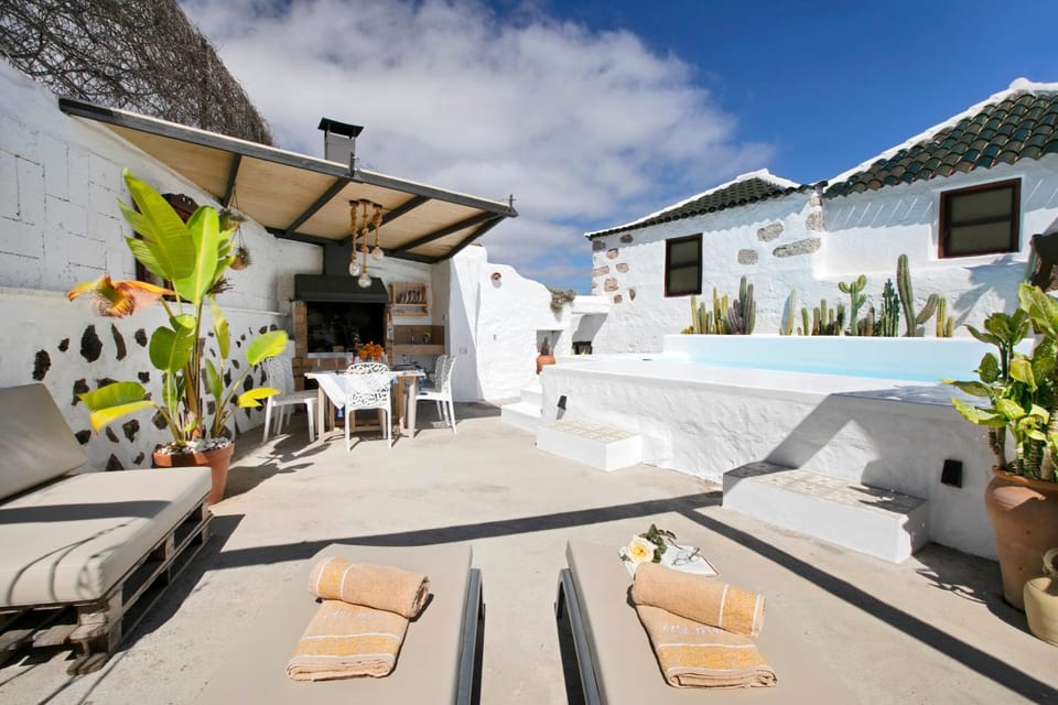Property building, Balcony/Terrace, Living room, Swimming pool