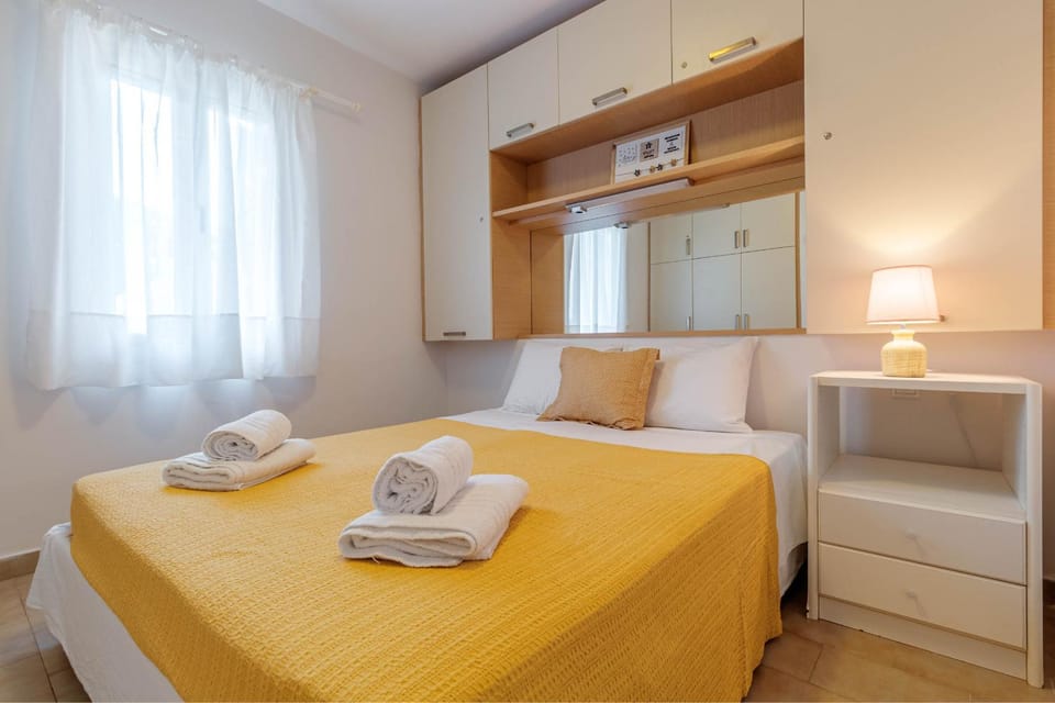 Bed, View (from property/room), Photo of the whole room, Decorative detail, Bedroom, Mountain view, Family, furniture, towels, wardrobe