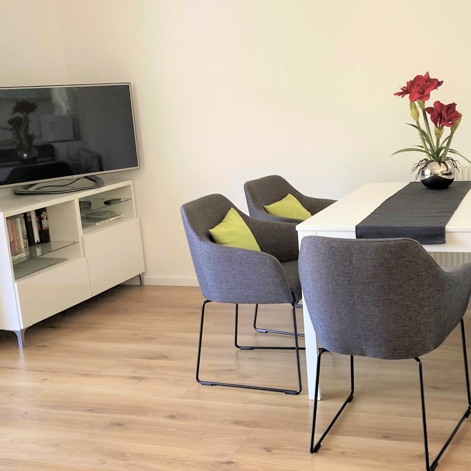 TV and multimedia, Living room, Seating area, Dining area