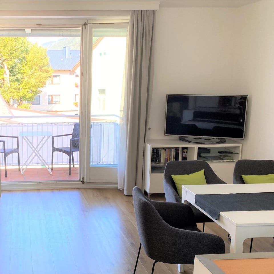 TV and multimedia, Balcony/Terrace, Living room, Seating area, Dining area
