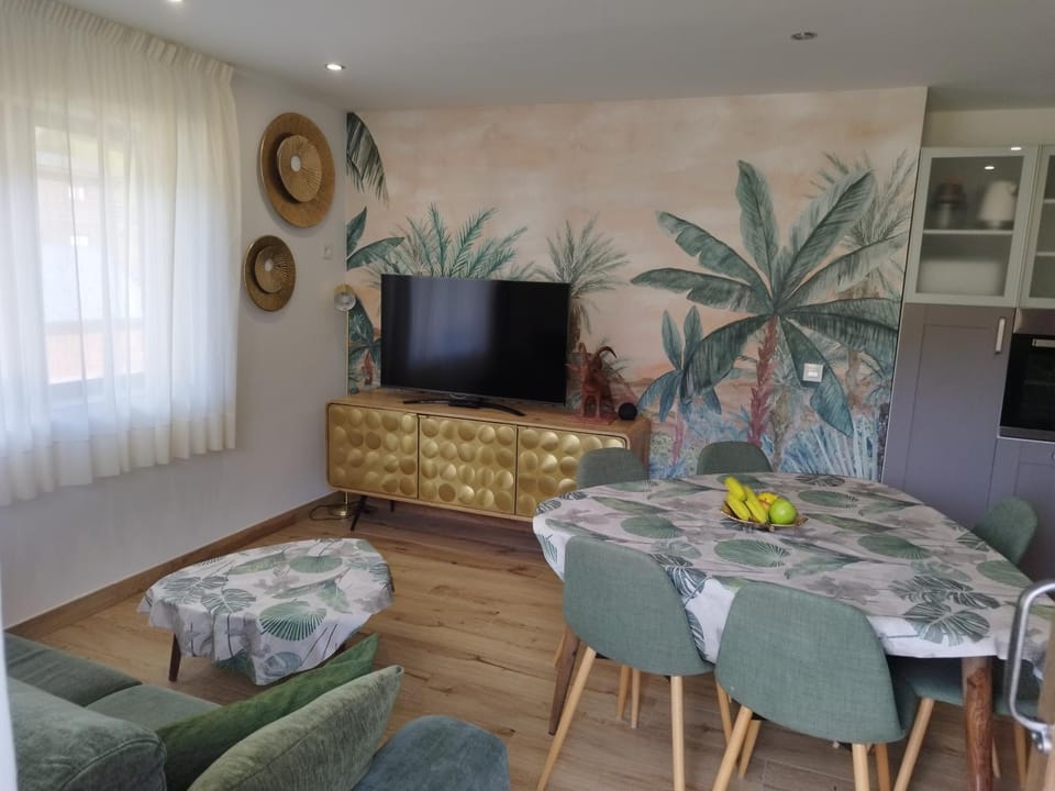 Communal lounge/ TV room, TV and multimedia, Living room, Dining area