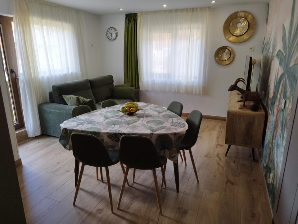 Living room, Dining area