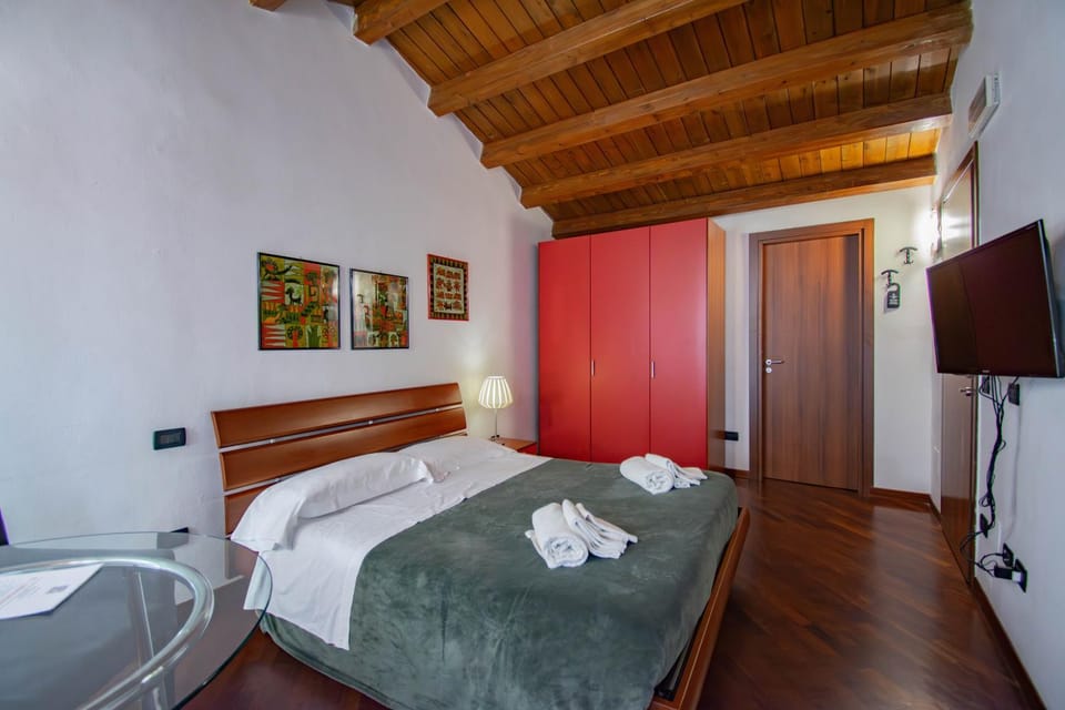 Bed, TV and multimedia, Photo of the whole room, Bedroom, wardrobe