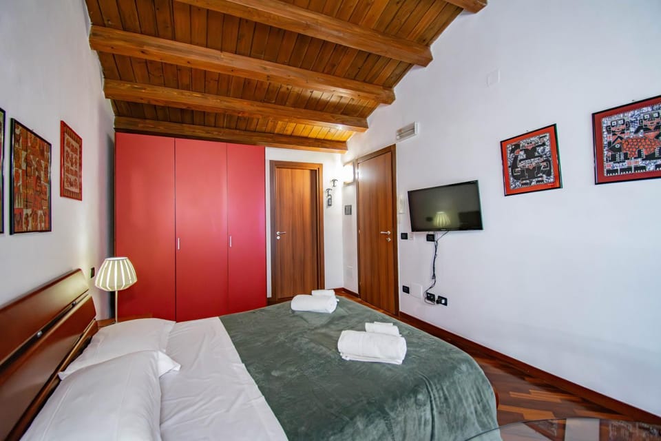 Bed, TV and multimedia, Photo of the whole room, Bedroom, towels, wardrobe