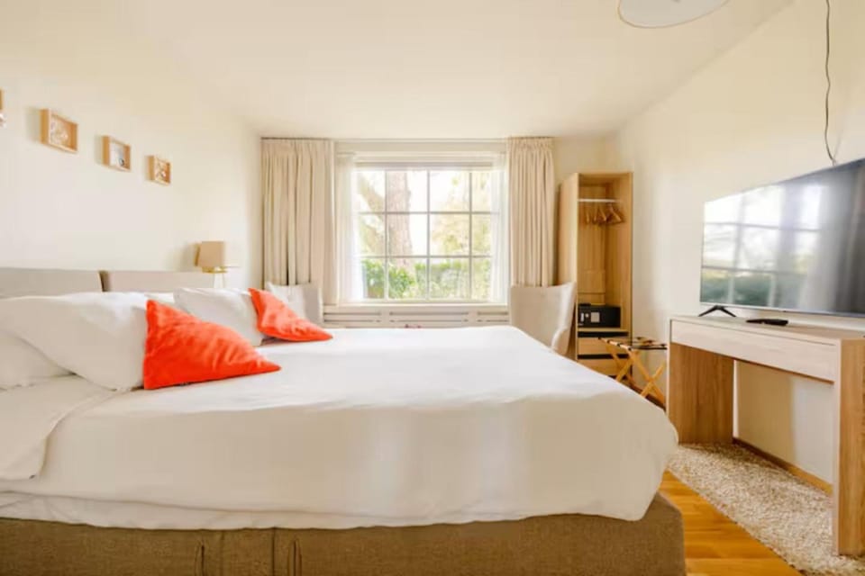 Toilet, Bed, TV and multimedia, Bedroom, locker, locker, safe