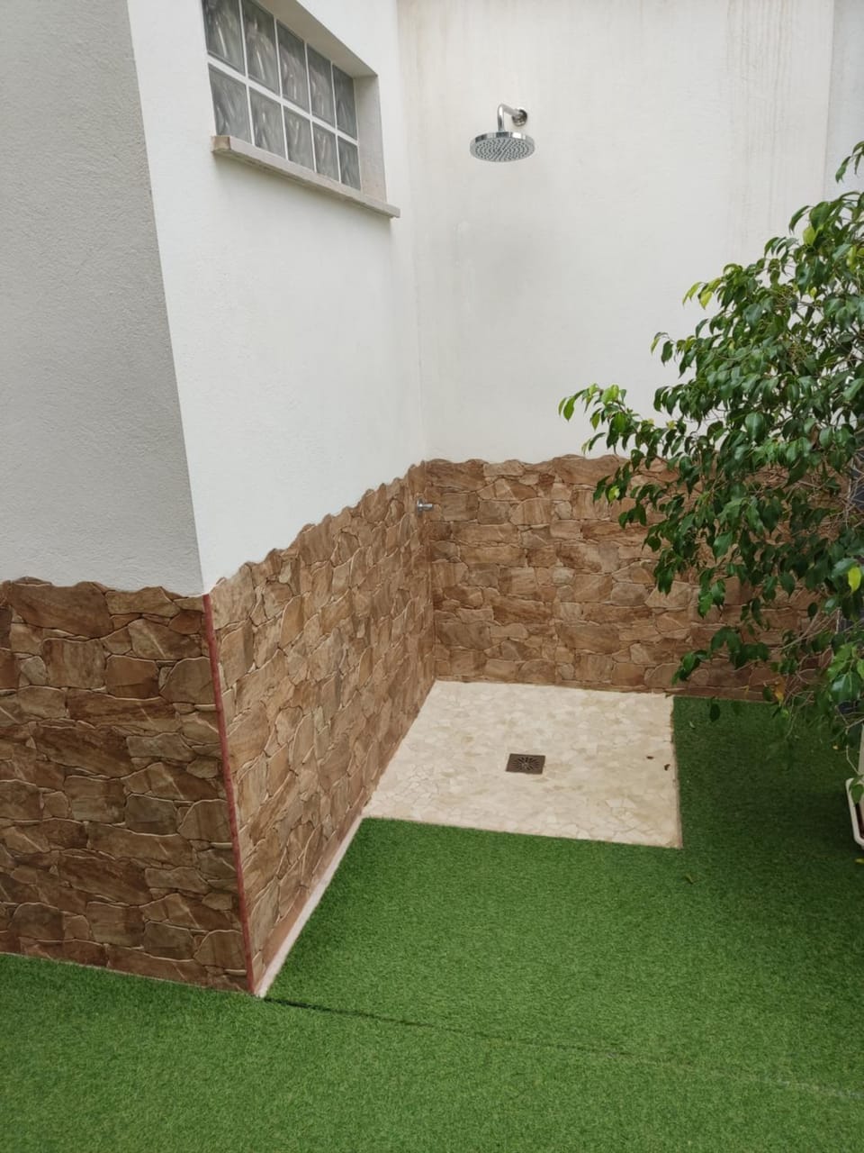 Shower, Facade/entrance