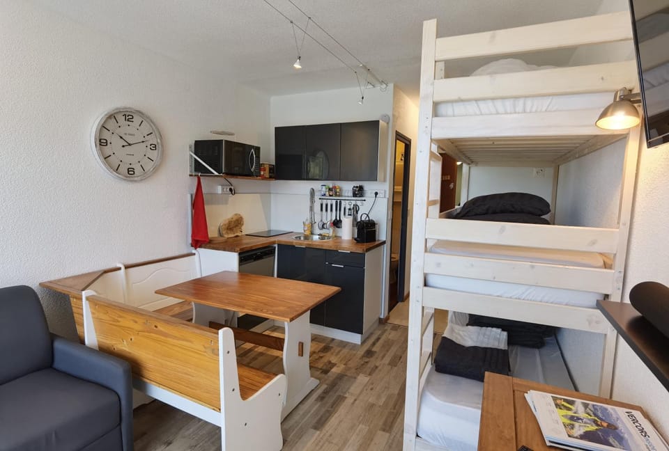 Kitchen or kitchenette, Dining area, bunk bed