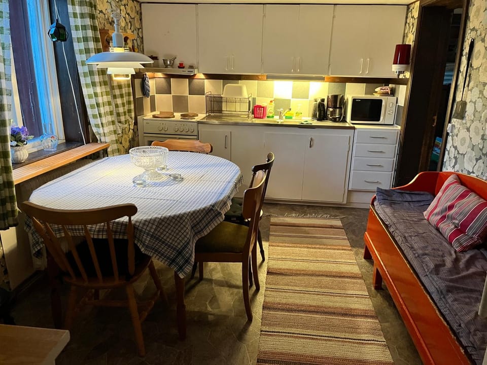 Kitchen or kitchenette, Seating area, Dining area, minibar, pet friendly, stove, toaster