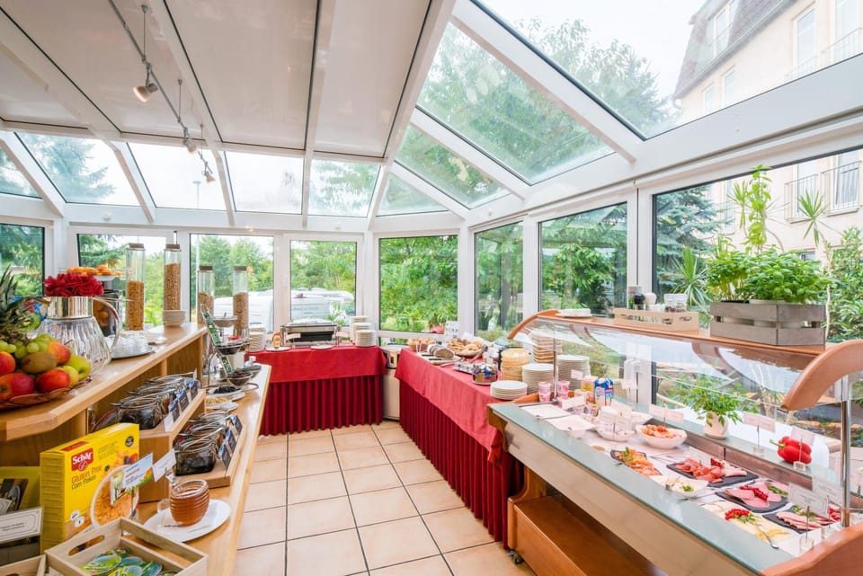 Restaurant/places to eat, Food and drinks, Buffet breakfast