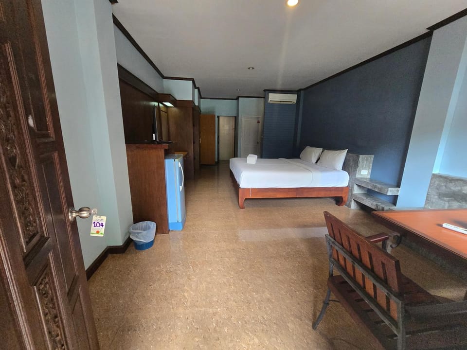 Bed, Photo of the whole room, Seating area, Dining area, Bedroom
