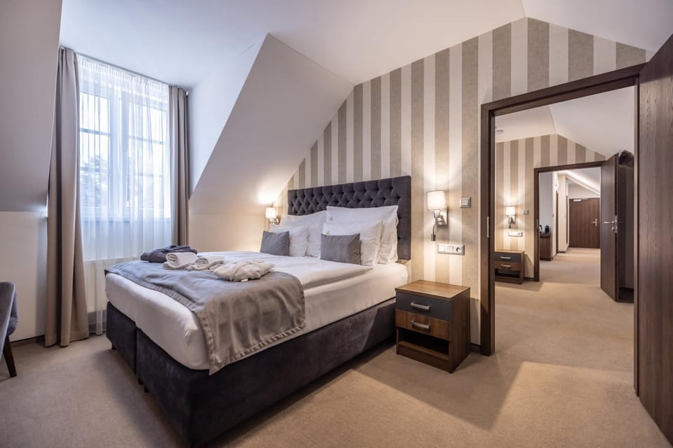 Photo of the whole room, Bedroom, towels