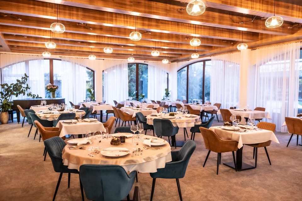 Restaurant/places to eat, Restaurant/places to eat, Seating area