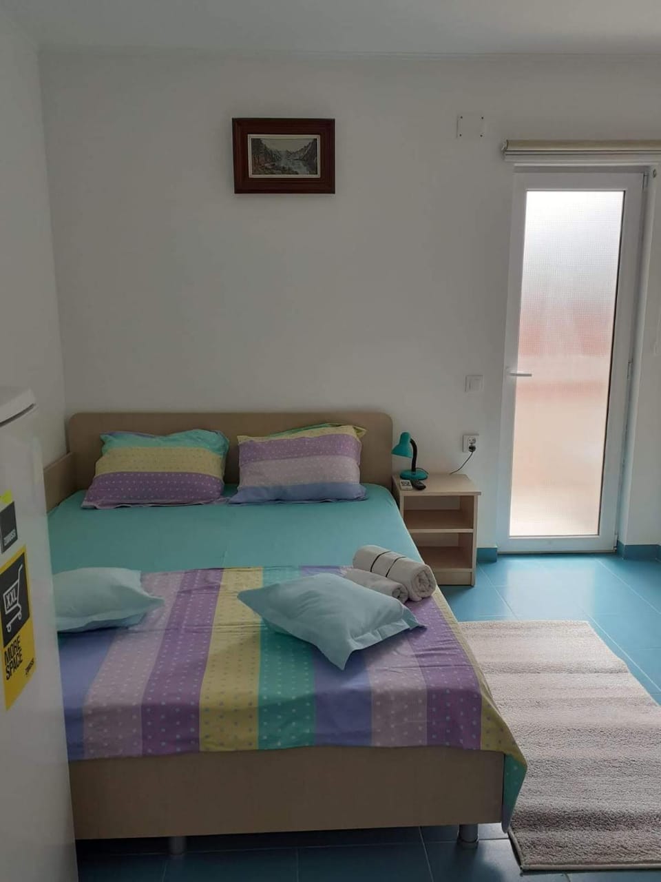 Bed, towels